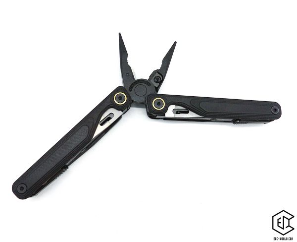 Leatherman Wava Alpha Obsidian Zange halb eingeklappt